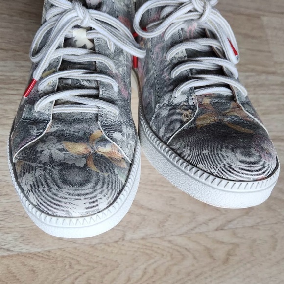 Think! brand light gray with floral accent high top sneakers. NWT. Size 8.Cute! - Picture 8 of 11